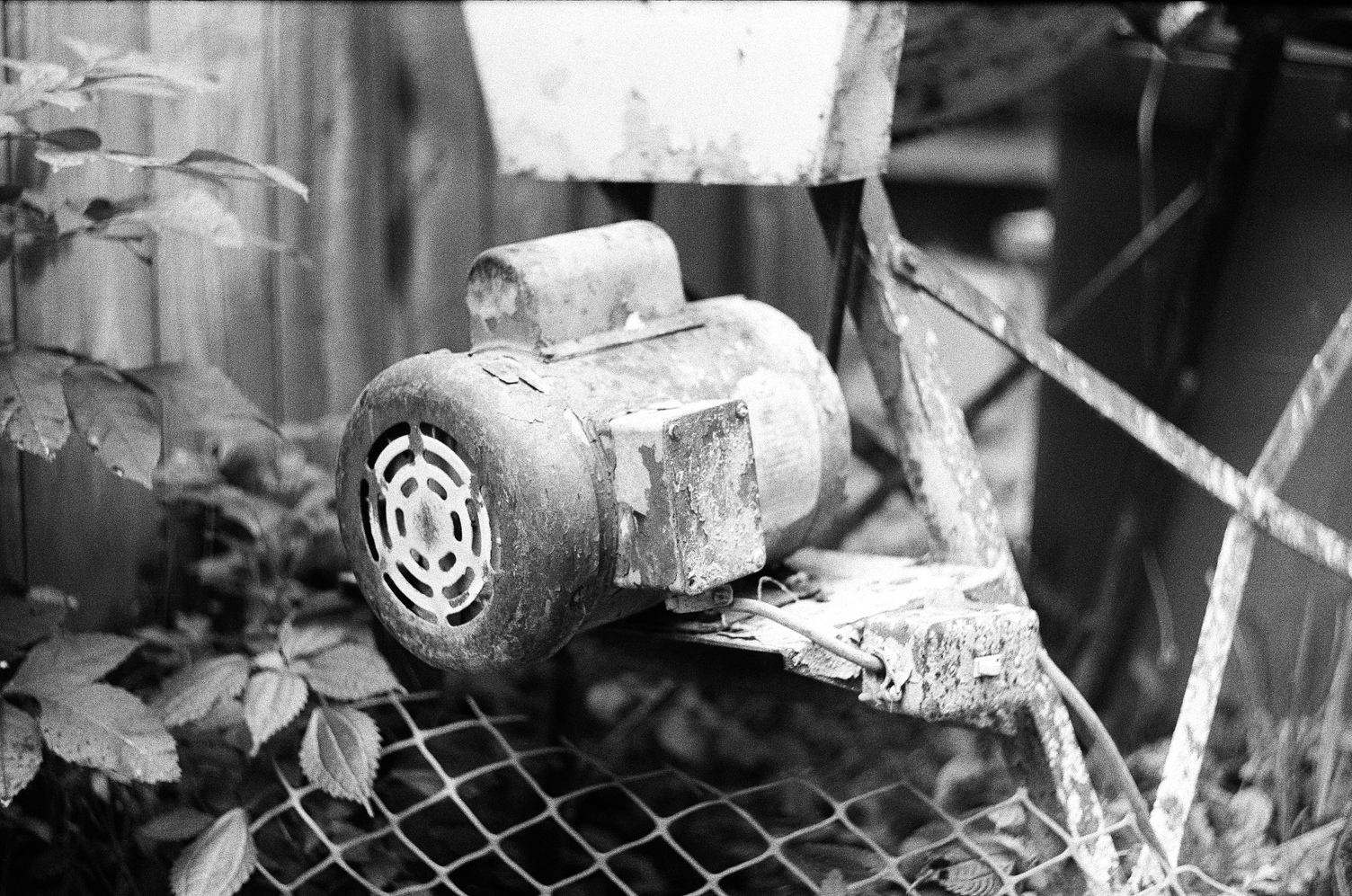 some kind of motor
attached to some kind of machinery.
it looks like a cable runs
from a box on its sidee
to another box not far
with what looks like
an ordinary light switch on it.