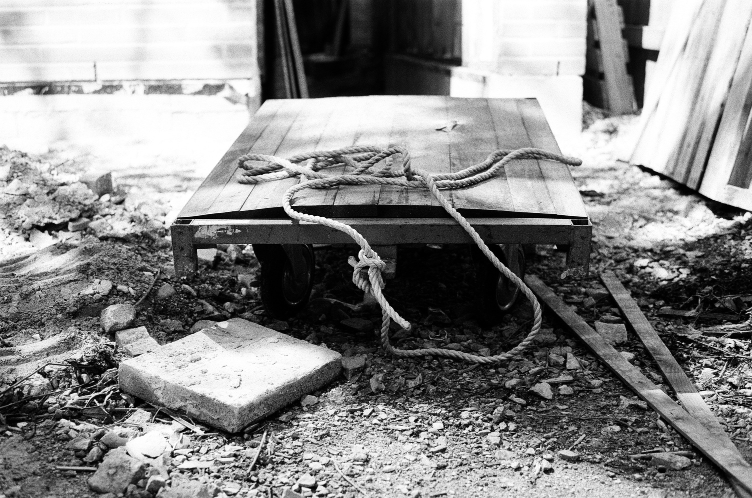 a flat trolley
with rope sitting on it.
the floor of the trolley
is warped upwards.